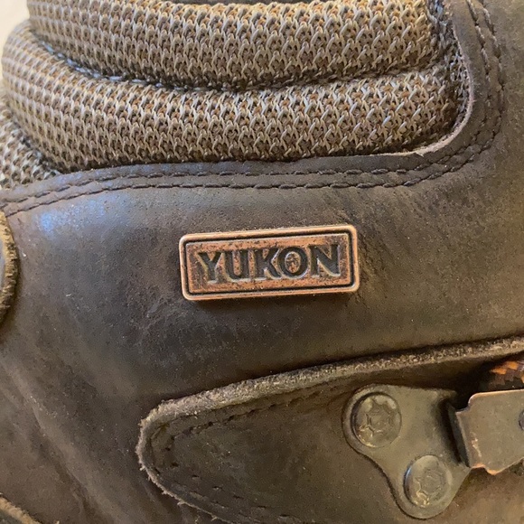 Yukon kids leather work boots. Used like new. Snow and water proof - Picture 8 of 9